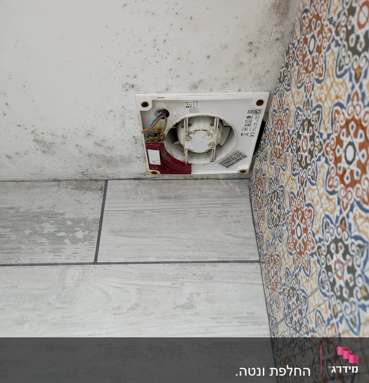 שקע חשמלי פתוח עם חוטים חשופים בקיר